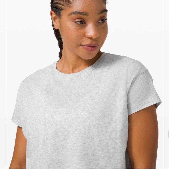 ❤️ Lululemon Cates Tee Size 4 Heathered Core Ultra Light Grey NWOT - Picture 7 of 10